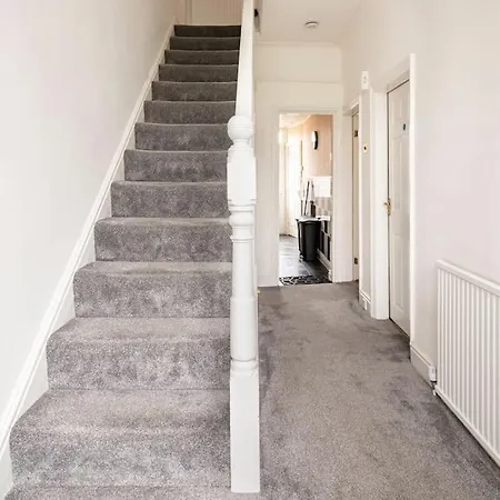 A Lovely And Comfortable Home Manchester Exterior photo