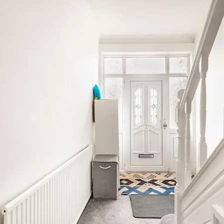 A Lovely And Comfortable Home Manchester Exterior photo